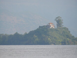 湖中小岛筑有房屋