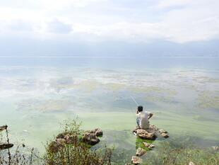 悬崖边赏景的孤独身影