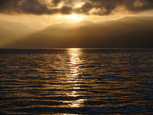 夕阳下波光粼粼的海面