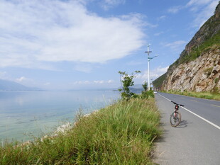 山间骑行路 美景伴身旁