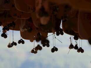 屋檐下悬挂的古朴风铃