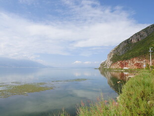 湖畔青山绿水美景