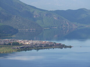 湖畔小镇依山傍水美景