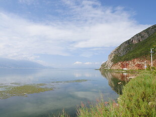 湖畔青山绿水自然风光