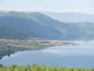 湖畔山景风光如画