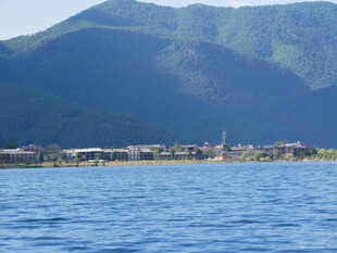 湖畔山景 宁静自然风光