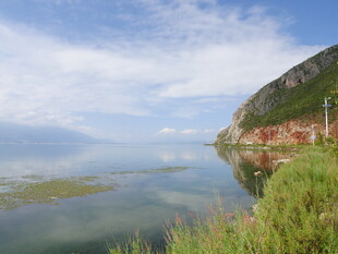 湖畔青山绿水风光如画