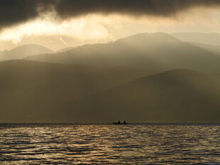 海上暮霭中的孤舟