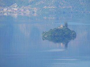 湖中小岛静谧风光