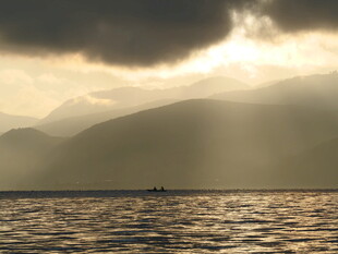 海上云隙间的金色曙光
