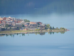 湖畔小镇风光