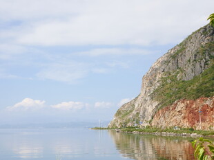 湖畔青山倒影如画美景