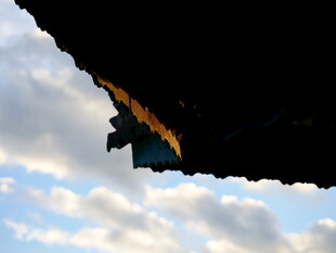 屋檐一角映蓝天