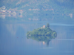 湖中小岛静谧风光
