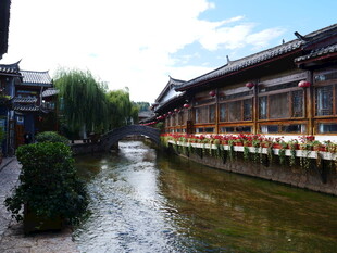 古巷小河畔的中式建筑风光