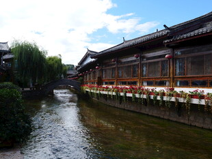 水乡古建沿河景致