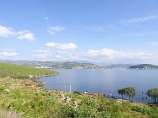 湖畔美景 青山绿水映蓝天