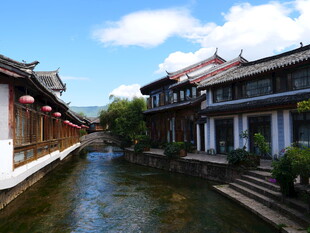 江南水乡小河畔古建筑