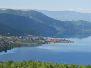湖畔青山美景如画