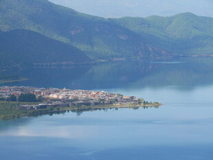 湖畔小镇 青山碧水美景