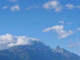 蓝天白云下的巍峨山脉