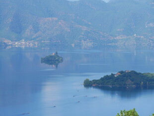 湖光山色中的岛屿风光