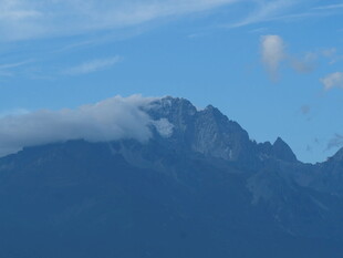 云雾缭绕的巍峨山峰