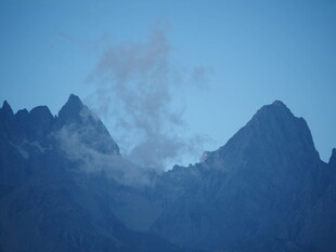 山间云雾缭绕的壮美景色