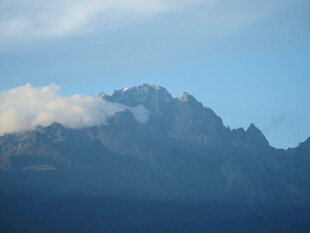 巍峨山峰云雾缭绕