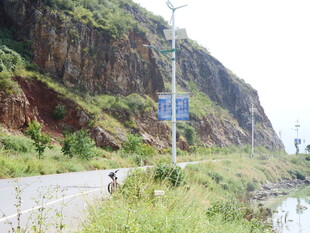 山间公路旁的指示牌