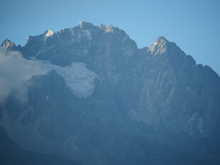 巍峨高山云雾缭绕