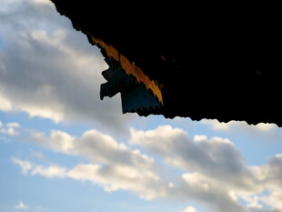 屋檐下的蓝天白云景致