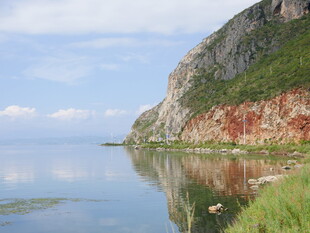 湖畔山景 自然宁静之美