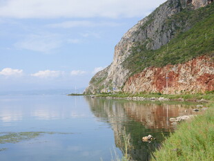 湖畔山景倒影如画