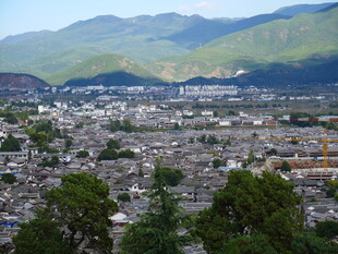 俯瞰山间城镇美景