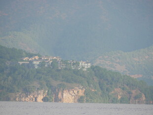 湖畔山峦间的村落景致