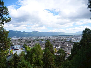 俯瞰山林环绕的城市景观