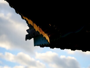 屋檐下的天空与云朵