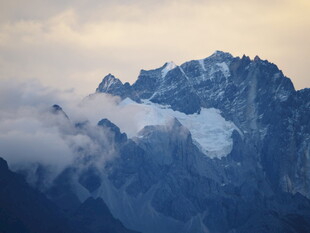 云雾缭绕的壮丽雪山