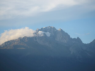 巍峨山峰云雾缭绕