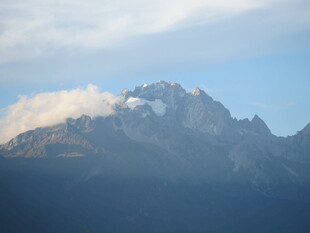 巍峨雪山 云雾缭绕之景