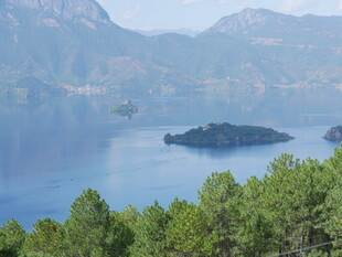 湖光山色中的湖心小岛