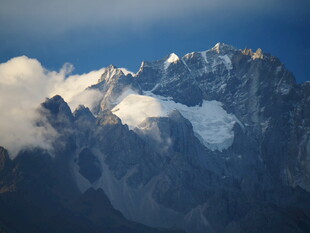巍峨雪山云雾缭绕之景