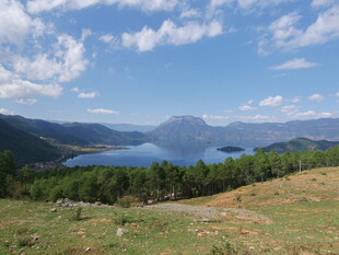 美丽湖景与山峦风光