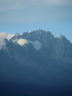 巍峨雪山云雾缭绕
