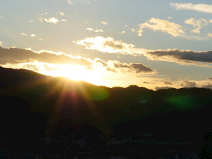 夕阳下的山峦与霞光