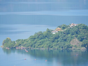 湖中小岛绿意盎然