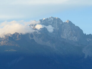 巍峨雪山云雾缭绕美景