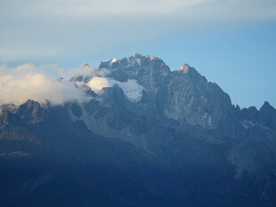 巍峨雪山云雾缭绕