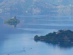 湖中小岛美景如画